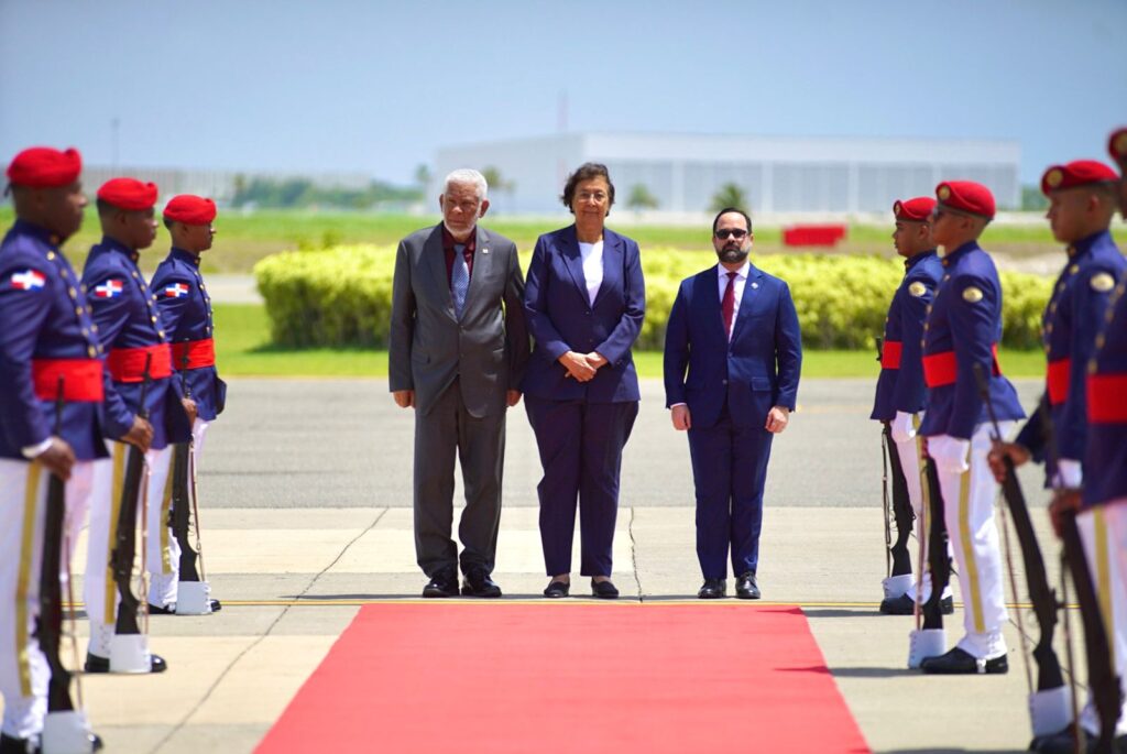 Presidenta de Surinam arribó este sábado a la República Dominicana
