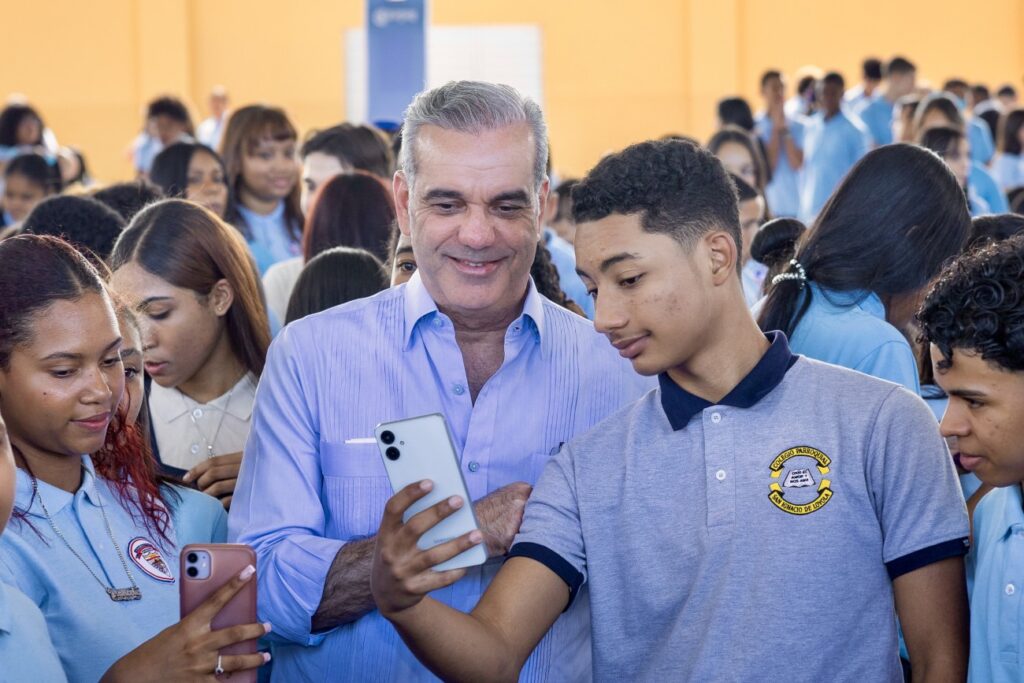 Presidente Abinader participará en toma de posesión del nuevo obispo, Andrés Napoleón Romero Cárdenas, y supervisará avances de los trabajos de la presa de Guaigüí en La Vega este sábado